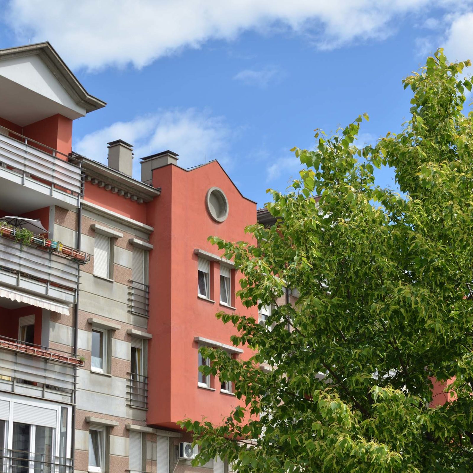 Gebaeudeversicherung: Mehrfamilienhaus mit Balkon